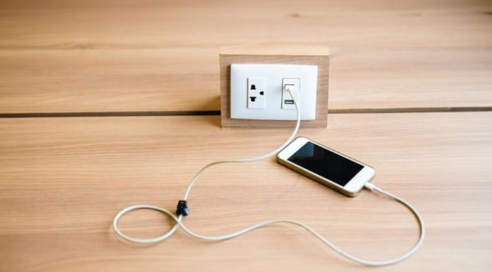 Charging: Plug in the charger or the phone first? Surprisingly, many people get it wrong and harm the battery.