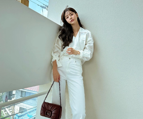 “Nữ phụ “Itaewon Class” unveils adorable autumn outfit sets, making you look years younger”