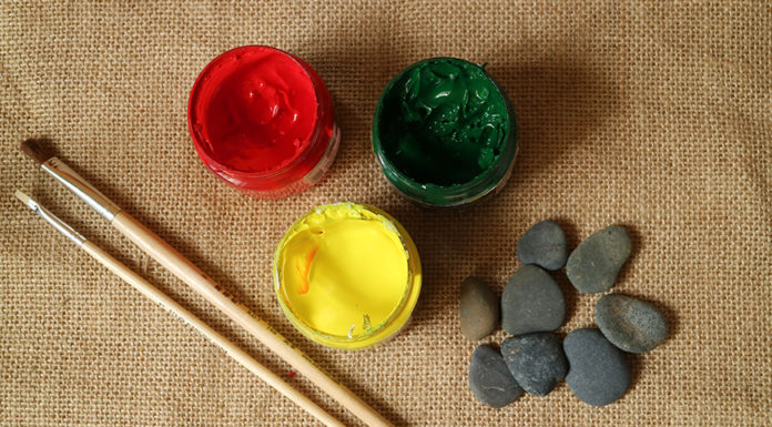 Handy Tip: Create a strawberry rock painting with Acrylic paint effortlessly