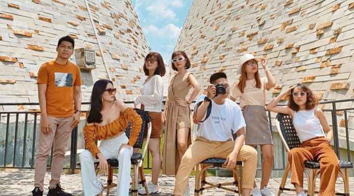 The Ultimate Guide to Posing for Group Photos that will Blow Everyone’s Mind