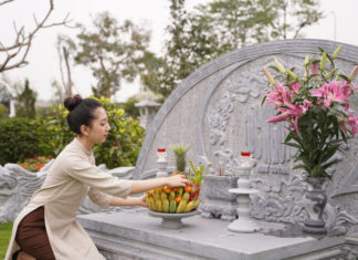 At the end of the year, these 3 people visited the ancestral tomb and were blessed with good fortune and protection for their descendants