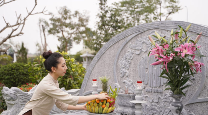 At the end of the year, these 3 people visited the ancestral tomb and were blessed with good fortune and protection for their descendants