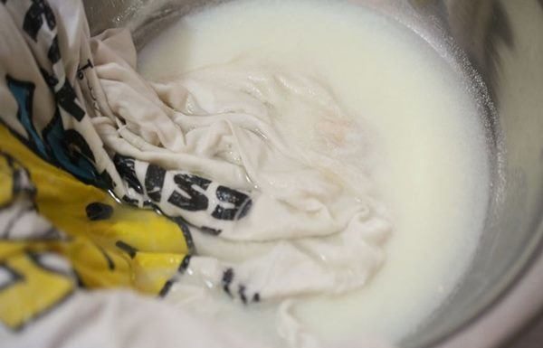 White shirts that have changed color “into a mess” shouldn’t be thrown away, soak them in milk to make them white and clean as new