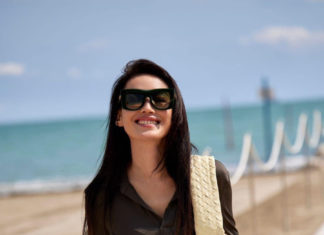 Thư Kỳ makes waves while strolling on the beaches of Venice, stunning looks surprising as she enters her 50s, learn the beauty secrets of this gorgeous woman