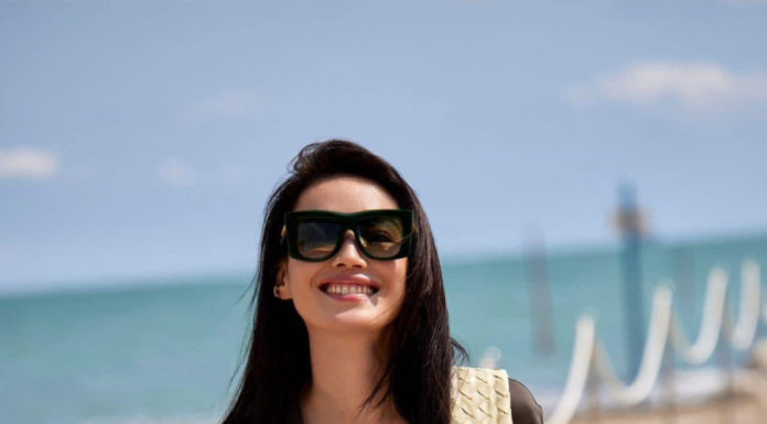 Thư Kỳ makes waves while strolling on the beaches of Venice, stunning looks surprising as she enters her 50s, learn the beauty secrets of this gorgeous woman