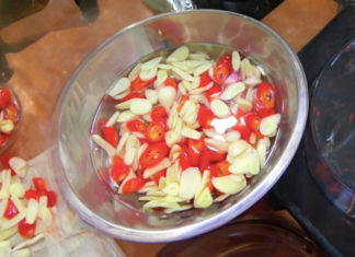 Why do many people turn green when soaking garlic? Chef reveals easy way to make crispy pickled garlic with white chili vinegar, no flaking