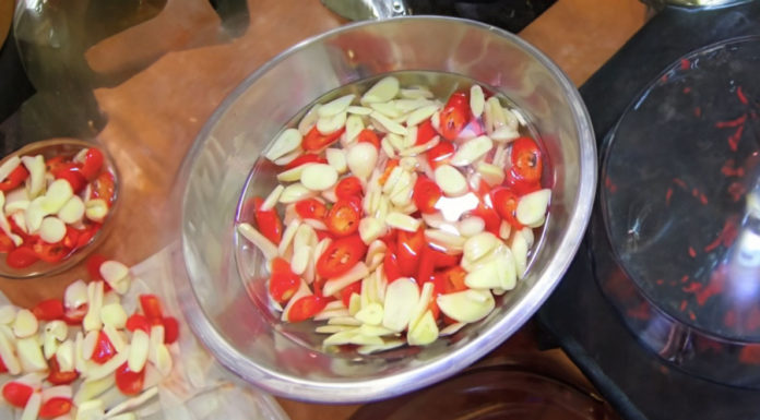 Why do many people turn green when soaking garlic? Chef reveals easy way to make crispy pickled garlic with white chili vinegar, no flaking