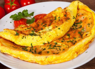 Cook eggs with just oil and onions is a mistake: Add this ingredient and you’ll only need 2 instead of 4 eggs, without feeling full