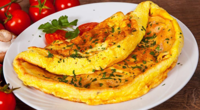 Cook eggs with just oil and onions is a mistake: Add this ingredient and you’ll only need 2 instead of 4 eggs, without feeling full