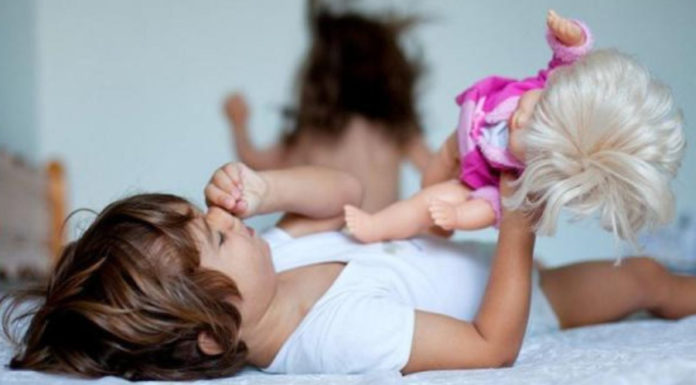 Is it a concern if a boy likes flowers and dolls? What should parents do in this situation?