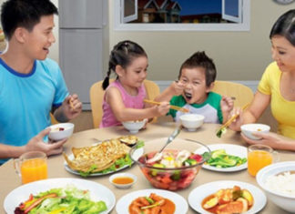 Signs on the dinner table that prove your child lacks EQ, parents need to fix it now to avoid a bleak future for your child