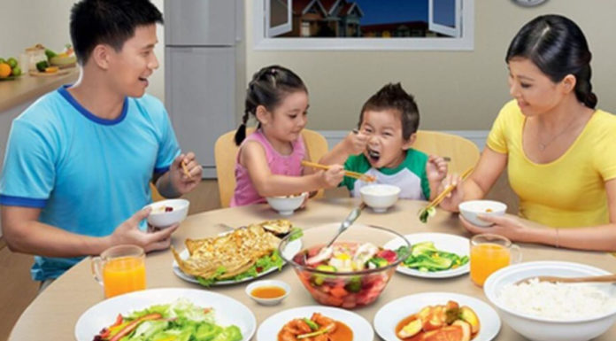 Signs on the dinner table that prove your child lacks EQ, parents need to fix it now to avoid a bleak future for your child