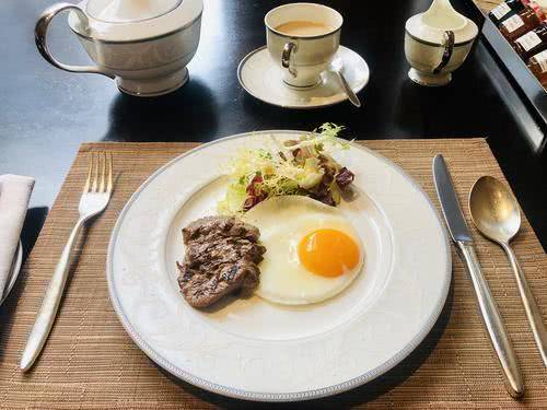 Why do steak meals come with sunny-side-up eggs on the side? Many people are surprised when they learn the truth