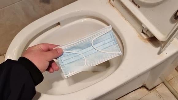Keep Your Toilet Clean and Fresh Year-Round with This Disposable Face Mask Hack