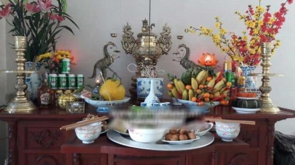 Why are artificial flowers not suitable for altars?