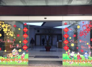 15 Simple and Beautiful Ways to Decorate Glass Doors with Jasmine Flowers on Tet Day