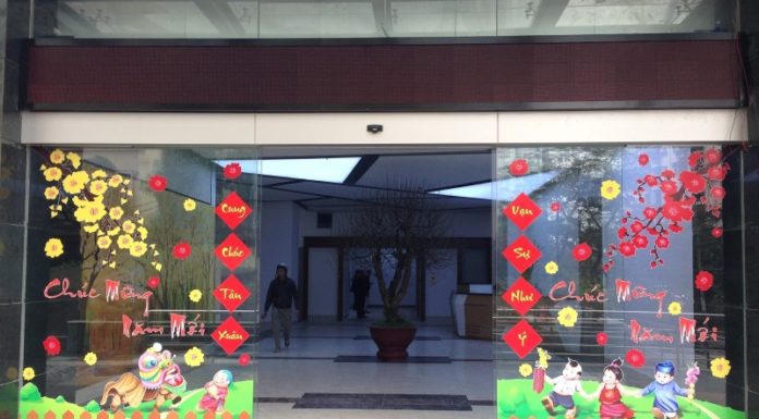 15 Simple and Beautiful Ways to Decorate Glass Doors with Jasmine Flowers on Tet Day
