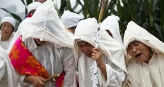 Why you should not touch the face of the deceased? The real reasons behind this belief