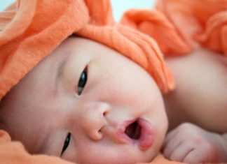 4 Perfectly Lucky Moments When Babies Are Born, Overflowing with Prosperity that Many Envy