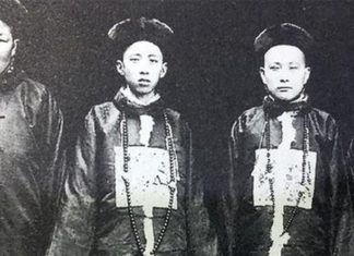 Why did the ancient Thai masseuses have a strong, unpleasant odor on their bodies?