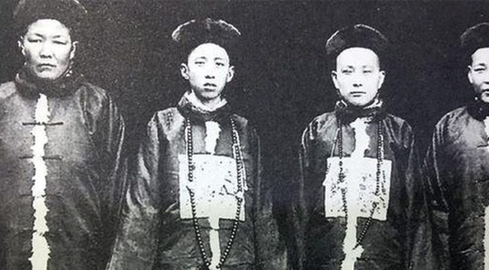 Why did the ancient Thai masseuses have a strong, unpleasant odor on their bodies?