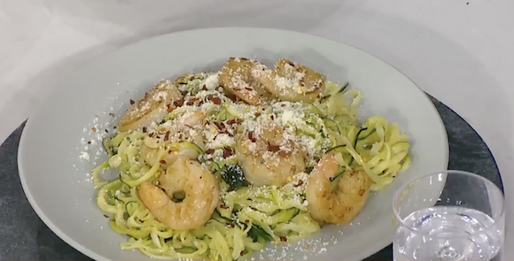 Try making this delicious and fragrant spaghetti with shrimp and lemon sauce to treat the whole family