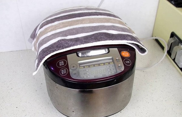 Covering the rice cooker with a cloth, saving a monthly electricity bill, who knows will benefit soon