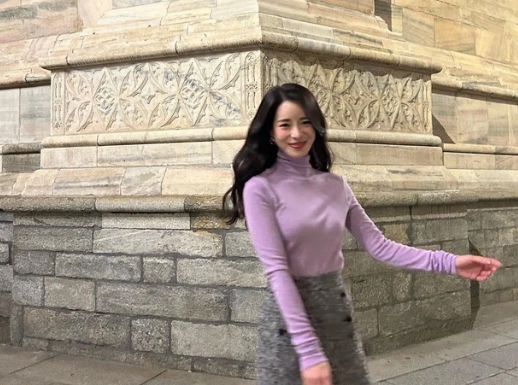 Stylish Tips: Korean Beauties Show How to Rock High-necked Outfits in Different Styles to Stay Warm and Fashionable