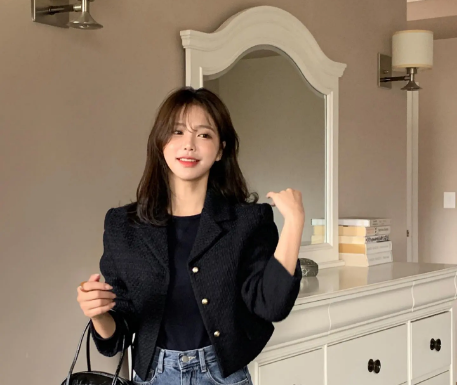 4 Ways to Style a Dark Coat for Cold Days That You Should Consider