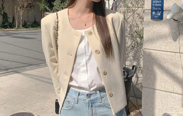 9 Stylish Ways to Elevate Your Outfits with Short Jackets