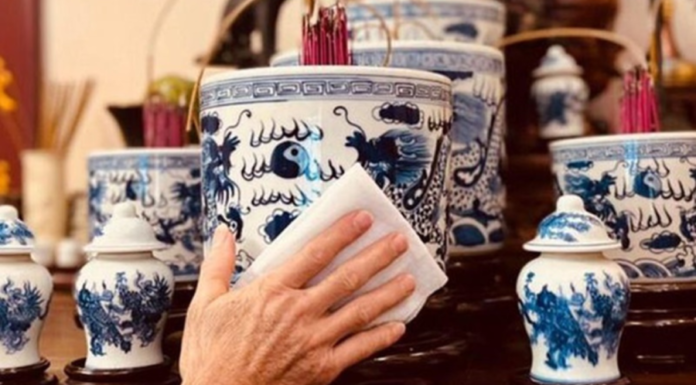 Should we clean the altar before or after offering to the Kitchen God?