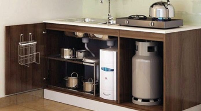 How to correctly place a gas cylinder in the stove?