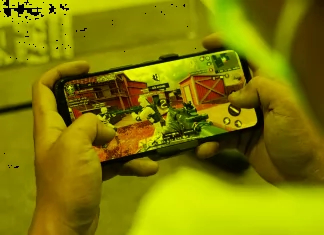 Gamers can instantly reduce lag while playing games on their phones for the smoothest gaming experience with these 8 methods.