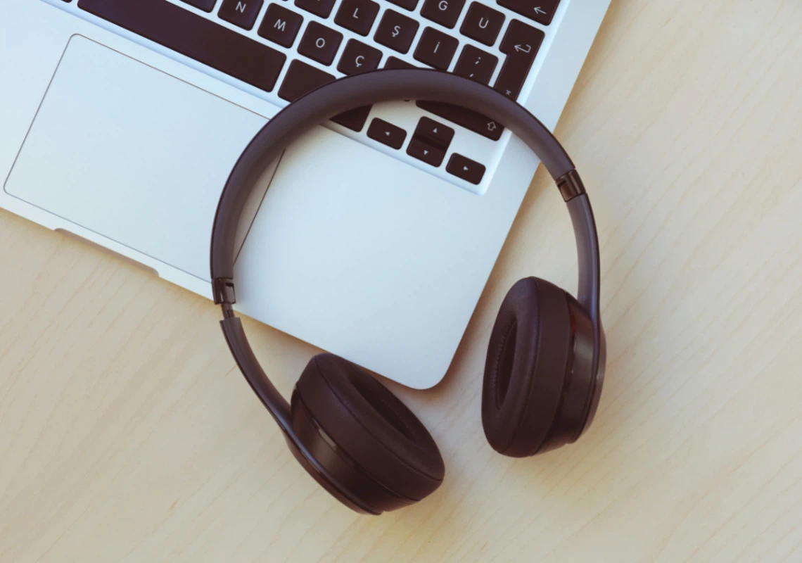 Guide: How to Connect Headphones to a Computer for Ultimate Movie and Music Experience