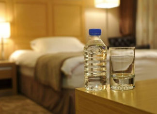 Always throwing water bottles under the hotel bed, female attendant reveals the reason