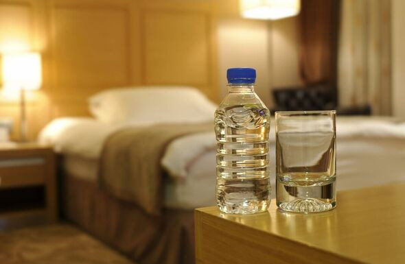 Always throwing water bottles under the hotel bed, female attendant reveals the reason