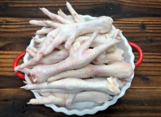 Don’t just grill or boil chicken feet, mix them sweet and sour like this for a simple yet unique dish to celebrate the start of the year.