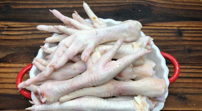 Don’t just grill or boil chicken feet, mix them sweet and sour like this for a simple yet unique dish to celebrate the start of the year.