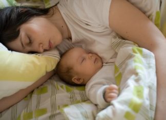 Is it better for a child to sleep with their mother or to sleep alone from a young age? Clearly see the difference between the two children.