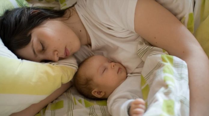 Is it better for a child to sleep with their mother or to sleep alone from a young age? Clearly see the difference between the two children.