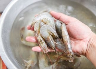 Don’t cook shrimp right in the pan, add this inexpensive ingredient for delicious and aromatic shrimp