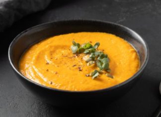 Cường Đô La’s son enjoys a delicious meal with this simple baby food