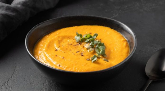 Cường Đô La’s son enjoys a delicious meal with this simple baby food