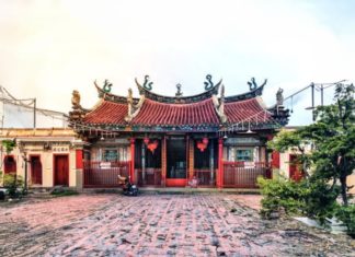 Is it lucky or unlucky to have a home or company near a temple? How to receive blessings and prosperity from the Buddha for wealth and success?