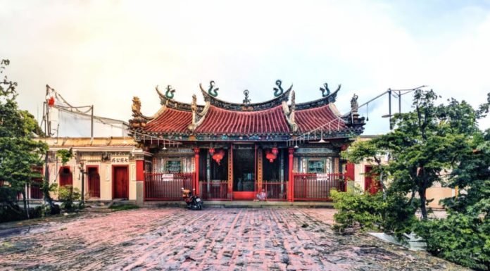 Is it lucky or unlucky to have a home or company near a temple? How to receive blessings and prosperity from the Buddha for wealth and success?