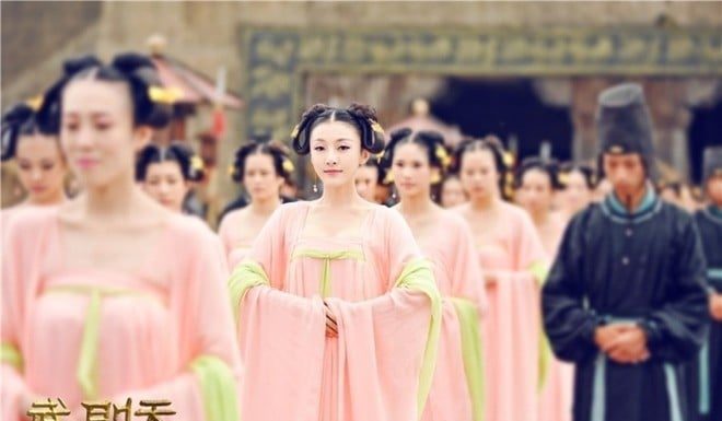 Servants of the past: A day in the life of courtly women tending to the emperor and ministers at night – What are they serving?