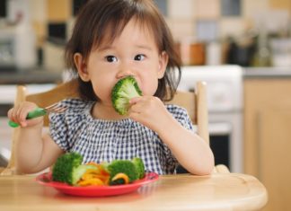 Why Moms Should Feed Their Babies with Hands