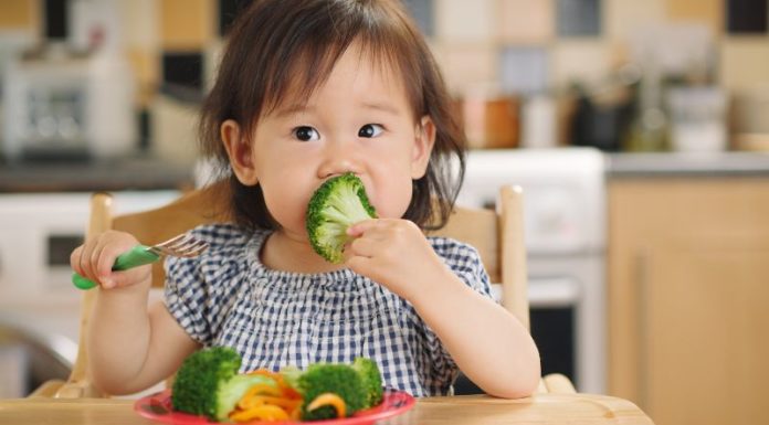 Why Moms Should Feed Their Babies with Hands