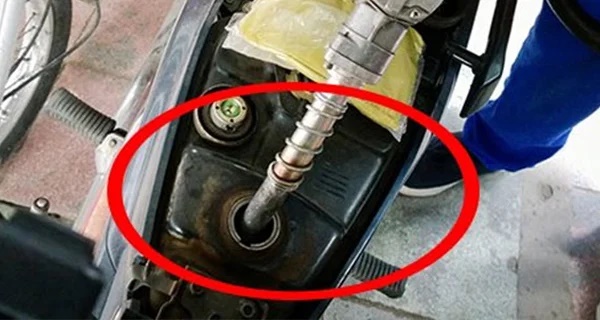 Don’t refill your gas tank when it’s half full or at 50 thousand, there are 5 smart ways to save a lot.