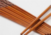 Tips for distinguishing natural wooden chopsticks from dyed ones
